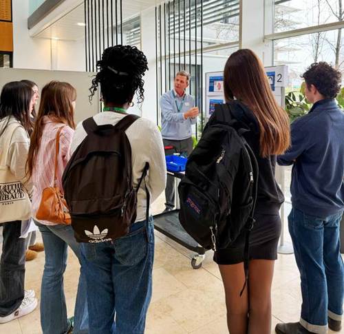 A group of people standing in a line

AI-generated content may be incorrect.